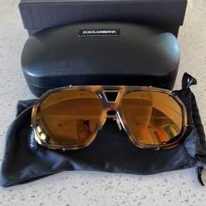 Dolce and Gabbana Men’s l tortoise sunglass